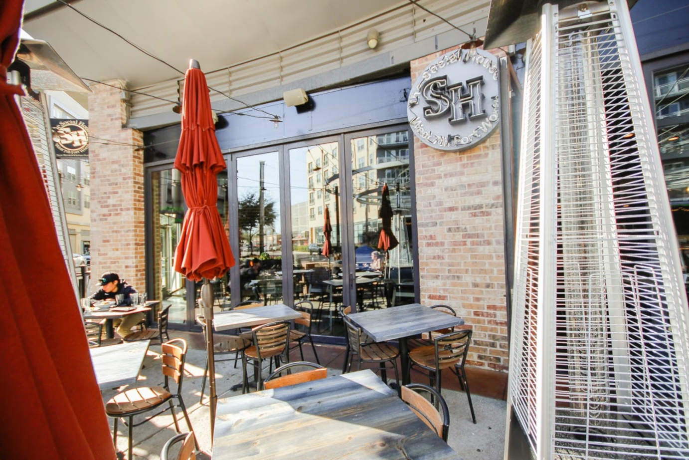 Exterior seating area with parasols - Fort Worth location